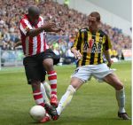 Arnhem, 20 April 2008 Kompetitiewedstrijd Vitesse-PSV, eindstand 0-1 Seizoen 2007/2008
Jefferson Farfan in duel met Gill Swerts