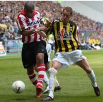 Arnhem, 20 April 2008 Kompetitiewedstrijd Vitesse-PSV, eindstand 0-1 Seizoen 2007/2008
Jefferson Farfan in duel met Gill Swerts en Jasar Takak