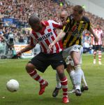 Arnhem, 20 April 2008 Kompetitiewedstrijd Vitesse-PSV, eindstand 0-1 Seizoen 2007/2008
Jefferson Farfan in duel met Gill Swerts en Jasar Takak