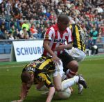 Arnhem, 20 April 2008 Kompetitiewedstrijd Vitesse-PSV, eindstand 0-1 Seizoen 2007/2008
Jefferson Farfan in duel met Gill Swerts en Jasar Takak