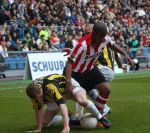 Arnhem, 20 April 2008 Kompetitiewedstrijd Vitesse-PSV, eindstand 0-1 Seizoen 2007/2008
Jefferson Farfan in duel met Gill Swerts en Jasar Takak