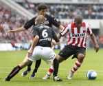 Eindhoven, 23 September 2007 Seizoen 2007/2008 Kompetitewedstrijd PSV-Feyenoord, eindstand 4-0
Jefferson Farfan in duel met Theo Lucius