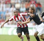 Eindhoven, 23 September 2007 Seizoen 2007/2008 Kompetitewedstrijd PSV-Feyenoord, eindstand 4-0
Jefferson Farfan in duel met Theo Lucius