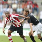 Eindhoven, 23 September 2007 Seizoen 2007/2008 Kompetitewedstrijd PSV-Feyenoord, eindstand 4-0
Jefferson Farfan in duel met Theo Lucius