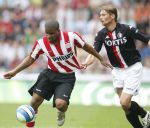 Eindhoven, 23 September 2007 Seizoen 2007/2008 Kompetitewedstrijd PSV-Feyenoord, eindstand 4-0
Jefferson Farfan in duel met Theo Lucius
Shirtje trekken