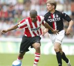 Eindhoven, 23 September 2007 Seizoen 2007/2008 Kompetitewedstrijd PSV-Feyenoord, eindstand 4-0
Jefferson Farfan in duel met Theo Lucius
Shirtje trekken
