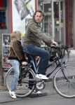 Bussum 1 april 2008
Linda de Mol en Jeroen Rietbergen met Noa en Julian bij de videotheek en daarna op de fiets en de vespa scooter.
Peter Smulders bv