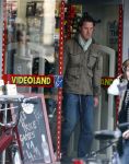 Bussum 1 april 2008
Linda de Mol en Jeroen Rietbergen met Noa en Julian bij de videotheek en daarna op de fiets en de vespa scooter.
Peter Smulders bv