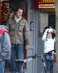 Bussum 1 april 2008
Linda de Mol en Jeroen Rietbergen met Noa en Julian bij de videotheek en daarna op de fiets en de vespa scooter.
Peter Smulders bv