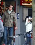 Bussum 1 april 2008
Linda de Mol en Jeroen Rietbergen met Noa en Julian bij de videotheek en daarna op de fiets en de vespa scooter.
Peter Smulders bv