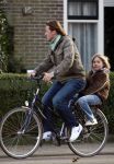 Bussum 1 april 2008
Linda de Mol en Jeroen Rietbergen met Noa en Julian bij de videotheek en daarna op de fiets en de vespa scooter.
Peter Smulders bv