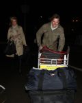 Rotterdam 29 februari 2008
Linda de Mol en 1eroen Rietbergen komen aan op vliegveld Zestienhoven na hun eerste liefdesvakantie in portugal. Buiten stormt/ waait het het.
Peter Smulders bv