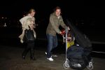Rotterdam 29 februari 2008
Linda de Mol en 1eroen Rietbergen komen aan op vliegveld Zestienhoven na hun eerste liefdesvakantie in portugal. Buiten stormt/ waait het het.
Peter Smulders bv