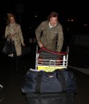Rotterdam 29 februari 2008
Linda de Mol en 1eroen Rietbergen komen aan op vliegveld Zestienhoven na hun eerste liefdesvakantie in portugal. Buiten stormt/ waait het het.
Peter Smulders bv