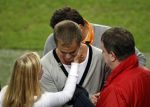 Amsterdam 8 september 2007
kwalificatieduel voor EK tussen Nederland en Bulgarije in de amsterdam arena. Nederland wint met 2-0. Jim Bakkum zong het volklied en wordt daarna opgevangen door zijn vriendin Bettina Holwerda