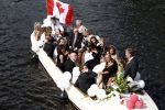 Leiden 23 augustus 2008
De dochter van Phil Collins Joeley Joely Collins trouwt met haar Nederlandse man Stefan Buitelaar. Na het huwelijk gaan ze met boot varen.