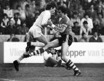 1979 Huub Stevens in duel met Johan Cruyff