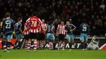 Eindhoven, 19 Maart 2008 Kompetitiewedstrijd PSV-AJAX, eindstand 0-0 
Seizoen 2007/2008
John Heitinga heeft Gomes onderuit gehaald en snel direct weg om zijn gele kaart te ontlopen
