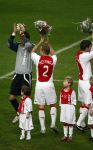 Amsterdam, 30 Januari 2008 Kompetitiewedstrijd AJAX-PSV, eindstand 0-2
Seizoen 2007/2008
John Heitinga met zijn jongste broertje Joey Heitinga