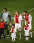 Amsterdam, 30 Januari 2008 Kompetitiewedstrijd AJAX-PSV, eindstand 0-2
Seizoen 2007/2008
John Heitinga met zijn jongste broertje Joey Heitinga, Maarten Stekelenburg en Klaas Jan Huntelaar