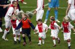 Amsterdam, 30 Januari 2008 Kompetitiewedstrijd AJAX-PSV, eindstand 0-2
Seizoen 2007/2008
John Heitinga met zijn jongste broertje Joey Heitinga