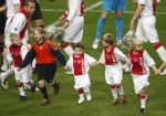 Amsterdam, 30 Januari 2008 Kompetitiewedstrijd AJAX-PSV, eindstand 0-2
Seizoen 2007/2008
John Heitinga met zijn jongste broertje Joey Heitinga