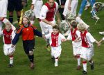 Amsterdam, 30 Januari 2008 Kompetitiewedstrijd AJAX-PSV, eindstand 0-2
Seizoen 2007/2008
John Heitinga met zijn jongste broertje Joey Heitinga