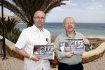 Praia da luz 3 mei 2008
Vandaag was het precies 1 jaar geleden dat Madeleine Mc Cann verdwenen is.  Ze sliepen toen in hotel ocean Club. Op deze dag was er een herdenkingsdiens in de kerk van het dorp. Familie,  v l n r Michael Wright  John Mc Cann Trish  Cameron en Sandy Cameron   waren aanwezig. Er waren veel cameraploegen en fotografen aanwezig.
Peter Smulders bv
