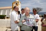 Praia da luz 3 mei 2008
Vandaag was het precies 1 jaar geleden dat Madeleine Mc Cann verdwenen is.  Ze sliepen toen in hotel ocean Club. Op deze dag was er een herdenkingsdiens in de kerk van het dorp. Familie,  v l n r Michael Wright  John Mc Cann Trish  Cameron en Sandy Cameron   waren aanwezig. Er waren veel cameraploegen en fotografen aanwezig.
Peter Smulders bv