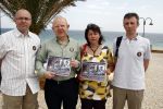 Praia da luz 3 mei 2008
Vandaag was het precies 1 jaar geleden dat Madeleine Mc Cann verdwenen is.  Ze sliepen toen in hotel ocean Club. Op deze dag was er een herdenkingsdiens in de kerk van het dorp. Familie,  v l n r Michael Wright  John Mc Cann Trish  Cameron en Sandy Cameron   waren aanwezig. Er waren veel cameraploegen en fotograven aanwezig.
Peter Smulders bv