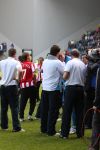 Arnhem, 20 April 2008 Kompetitiewedstrijd Vitesse-PSV, eindstand 0-1 Seizoen 2007/2008
PSV Landskampioen
Joop Hiele feliciteert Gomes