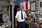 1992 Joop v Basten in de slaapkamer van zijn zoon Marco v Basten wat nu dient als een museum