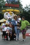 Den Haag, 4 Juli 1990 Duinrell
Hans Breukhoven samen met Connie Breukhoven en hun kinderen Jordy Breukhoven,Shanna Breukhoven, Marvin Breukhoven en Constanza Breukhoven