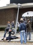 Amsterdam 2 november 2007
Jort Kelder speelt de moord op klaas bruinsma na bij het hilton hotel. Harry Lensink helpt hem daarbij.