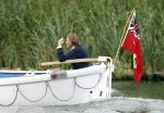 Weesp 31 augustus 2008
Jort Kelder met een vriend aan het varen met zijn boot op de Vecht.