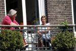 Amsterdam 21 mei 2008
Josine v Dalsum met haar man John v d Rest op hun terras.
