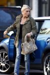 Amsterdam 12 februari 2008
Judith Osborn stapt uit haar mini cooper cabrio.
Peter Smulders bv