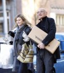 Amsterdam 14 december 2007
Judith Wiersema Heinsbroek  doet boodschappen en de winkelier draagt haar spullen naar de auto.