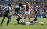 Amsterdam, 18 April 1982 Olympisch Stadion
AJAX-PSV, eindstand 4-0 
Jung Moo Huh haalt Johan Cruyff onderuit, verder op de foto Adrie v Kraaij en Soren Lerby.