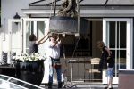 Breukelen 10 mei 2009
Jurgen Smit verrast op moederdag zijn vriendin Milika Peterzon met een 600 jaar oude olijfboom voor in hun nieuwe tuin. De boom moest met een kraanwagen over het huis getild worden.
Peter Smulders bv