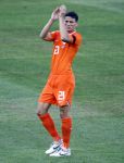 Basel 21 juni 2008
Kalid Boulahrouz tijdens de warming up voor aanvang interland Nederland-Rusland, ndat enkele dagen zijn vrouw is bevallen van een baby die te vroeg was geboren en daardoor is overleden.
Het Nederlands elftal speelde met een rouwband