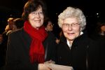 Bussum 25 februari 2008
Premiere Simone Kleinsma in het spant in bussum. Moeder Karin Riethoven met een vriendin
Peter Smulders bv