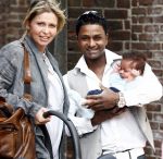 Ijsselstein Waalwijk 2 mei 2009
Karl Noten met zijn zoontje Joey Joy en zijn vrouw Chantal Peeters aan wandelen. Een dochter uit een eerdere relatie is er ook bij
Peter Smulders bv