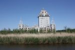 Kasteel Almere is een kasteel in aanbouw in de buurt van Almere in Flevoland. Het bevindt zich aan de Oude Waterlandseweg in Almere Haven en is tevens zichtbaar vanaf de rijksweg A6.
De plannen voor het bouwen van het kasteel dateren uit 1999; de eerste paal werd op 15 september 2000 geslagen. De kosten van het kasteel werden aanvankelijk op Ã¯Â¿Â½ 60 miljoen geschat, later verhoogd naar Ã¯Â¿Â½ 120 miljoen. Vanwege financiÃ¯Â¿Â½le problemen werd het bouwproject in 2002 stilgelegd. In 2005 werd het project opgekocht door het hiervoor opgerichte bedrijf Gravin (eigenaars: J. van der Graaf en het bedrijf Vink). Naast een hotel en een trouwlocatie in het kasteel wil Gravin ook huizenbouw op het terrein. Om dit laatste mogelijk te maken is echter een wijziging van het bestemmingsplan nodig. In 2008 besloot het gemeentebestuur van Almere niet in te stemmen met een voorstel daartoe.