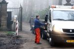 Lage Vuursche 13 februari 2008
Extra bewaking door Marechause bij Kasteel Drakenstein. Deze werknemer van een bedrijf was niet aangemeld en heeft een uur buiten de poort moeten wachten tot zijn collega's klaar waren
Peter Smulders bv