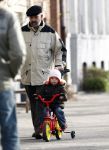Amsterdam 26 januari 2008
Pieter v Beukering , man van Yvon Jaspers met kinderen en opa aan het wandelen. Keesje Jaspers