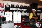 Amsterdam 7 december 2007
Kelly Rowland koopt lingerie bij Maries Dekkers in amsterdam.
