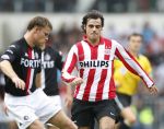 Eindhoven, 23 September 2007 Seizoen 2007/2008 Kompetitewedstrijd PSV-Feyenoord, eindstand 4-0
Kenneth Perez ( maker van 1-0 en 3-0 ) in duel met Kevin Hofland