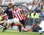 Eindhoven, 23 September 2007 Seizoen 2007/2008 Kompetitewedstrijd PSV-Feyenoord, eindstand 4-0
Kenneth Perez ( maker van 1-0 en 3-0 ) in duel met Theo Lucius
