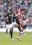 Eindhoven, 23 September 2007 Seizoen 2007/2008 Kompetitewedstrijd PSV-Feyenoord, eindstand 4-0
Kenneth Perez ( maker van 1-0 en 3-0 ) in duel met Giovanni v Bronckhorst
